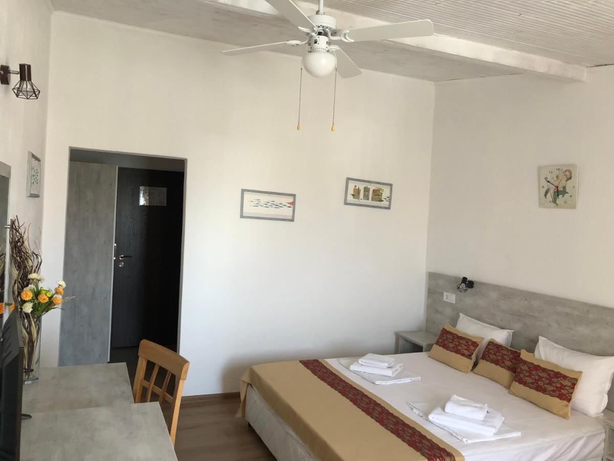 Guest Rooms Southern Nights Varvara  Esterno foto